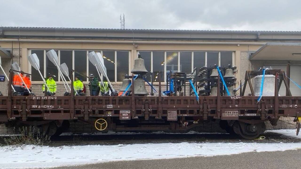 Der in der Lehrwerkstätte der ÖBB Infrastruktur gebaute „Glögglwaggon“ wird durchs Salzkammergut bimmeln.  