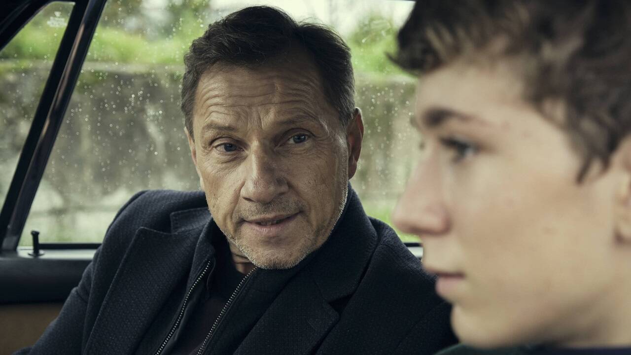 Thorsten Lannert (Richy Müller) baut Vertrauen zu dem jungen David (Louis Guillaume) auf. Doch das Gespräch bewegt sich in einer rechtlichen Grauzone. 