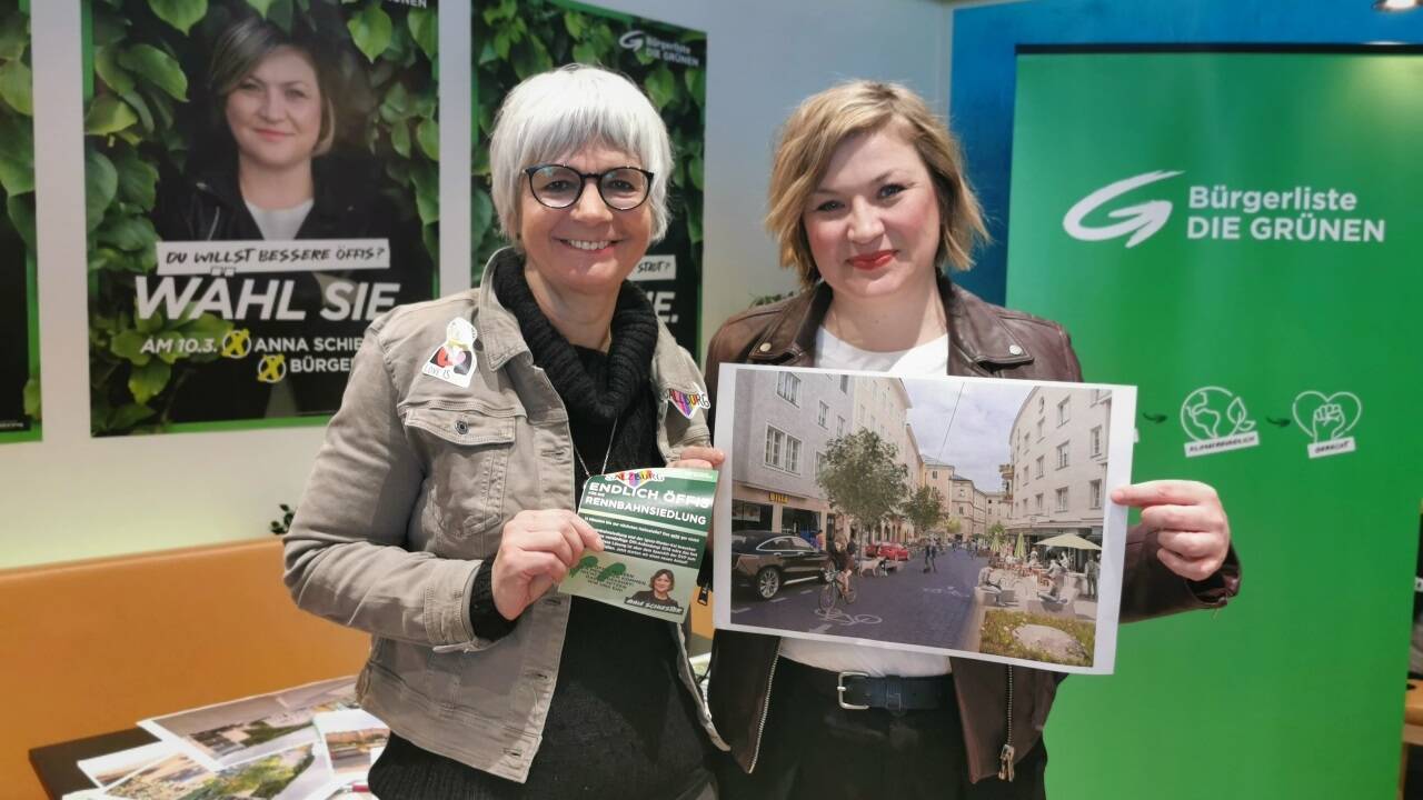 Ingeborg Haller und Anna Schiester von der Bürgerliste mit Plänen für begrünte Straßen und Plätze in der Salzburger Innenstadt. 