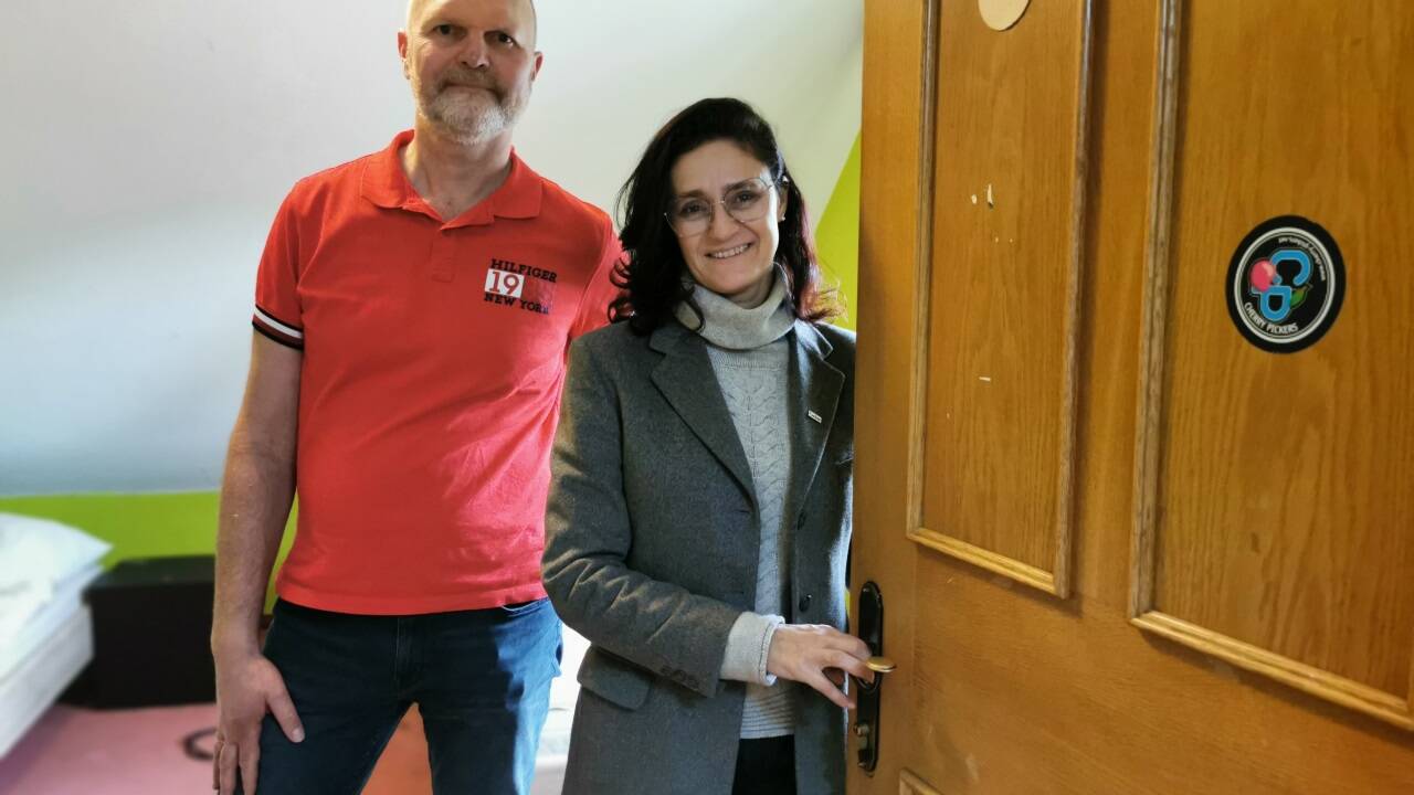 Die Jugendnotschlafstelle in Salzburg-Maxglan ist in die Jahre gekommen. Ein neues Quartier scheint gefunden. Im Bild: Markus Brunnauer (Leiter Exit 7) und Andrea Schmid (stv. Direktorin der Caritas).  