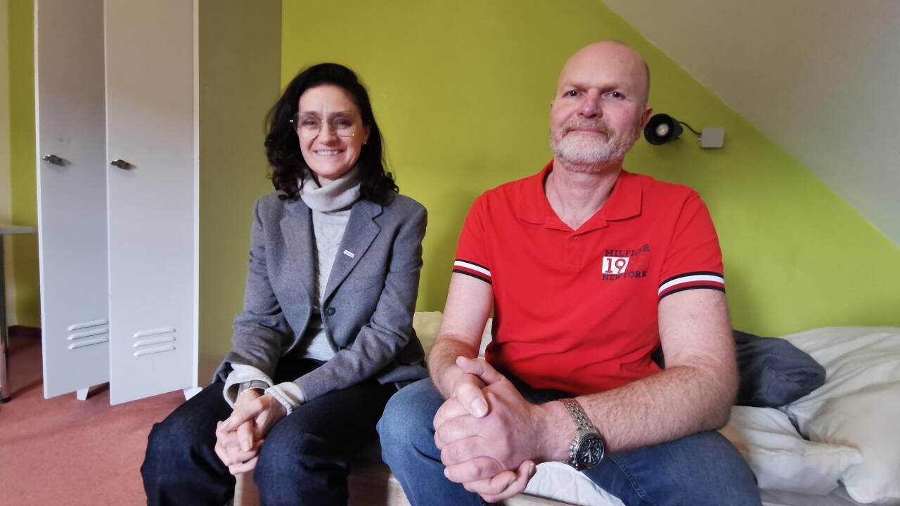 Die Jugendnotschlafstelle in Salzburg-Maxglan ist in die Jahre gekommen. Im Bild: Markus Brunnauer (Leiter Exit 7) und Andrea Schmid (stv. Direktorin der Caritas). 