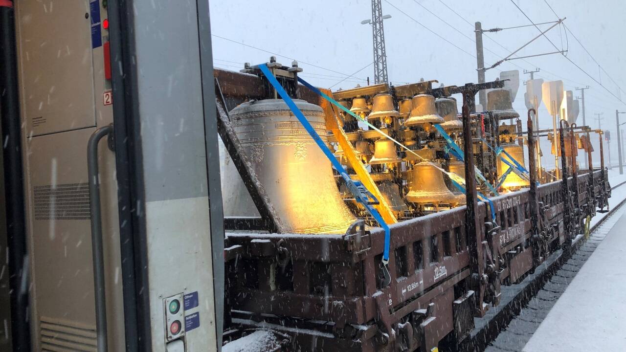 Der Glögglzug am Bahnhof Attnang-Puchheim vor der Abfahrt ins Scheegestöber. 