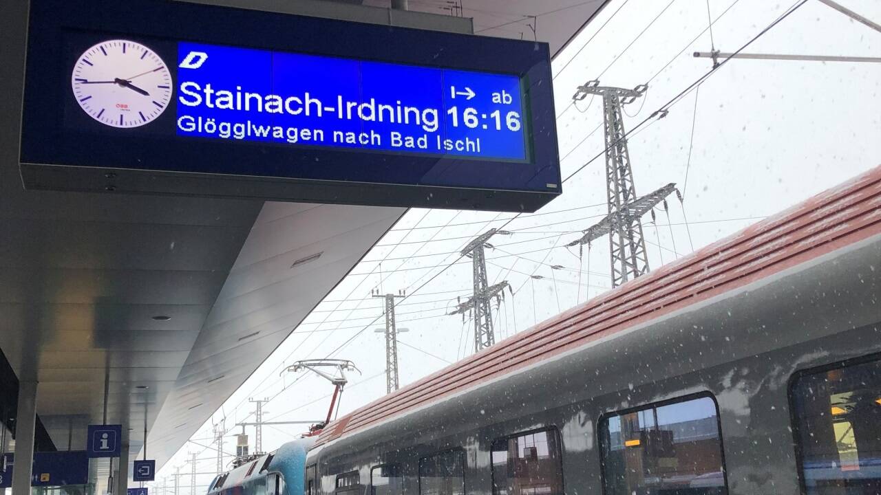 Der Glögglzug am Bahnhof Attnang-Puchheim vor der Abfahrt ins Scheegestöber am Freitag. 