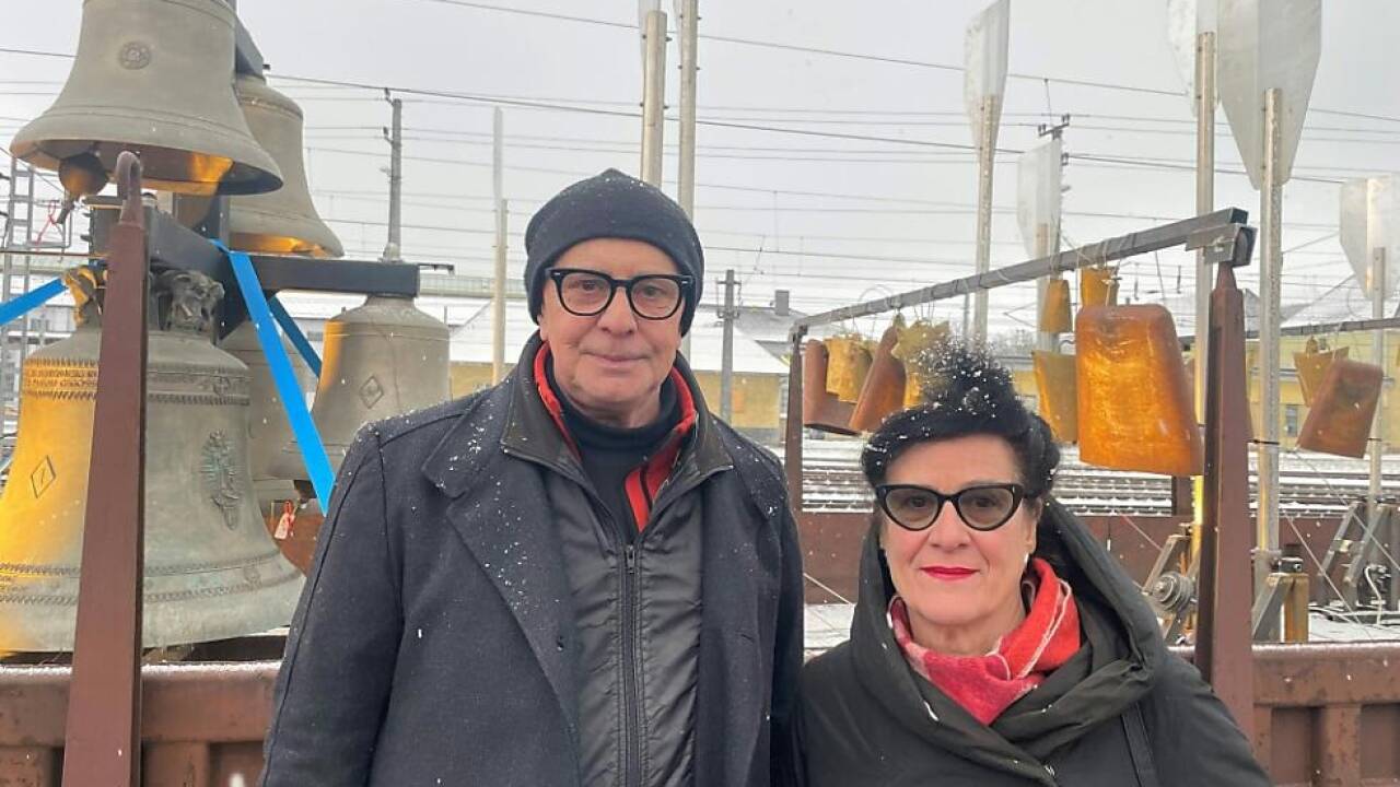 Sound-Artist Nussbaumer und Intendantin Schweeger vor dem Glögglwaggon 