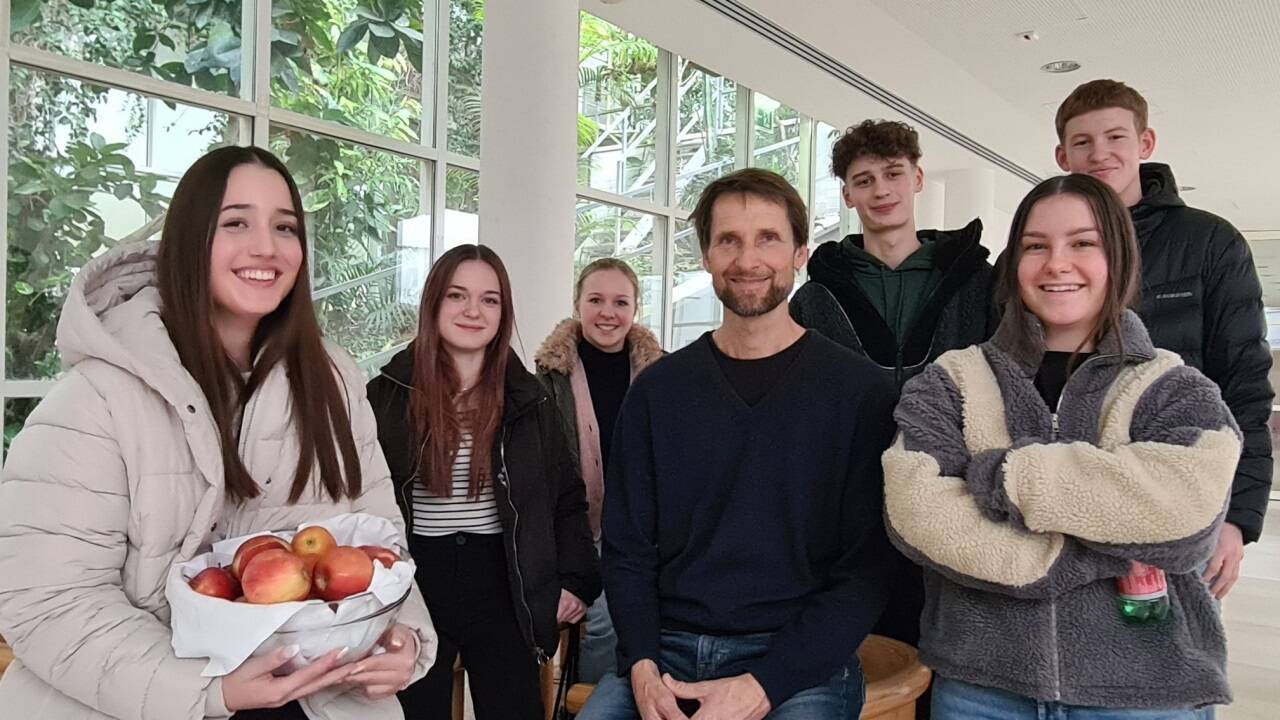 Psychologieprofessor Jens Blechert von der Naturwissenschaftlichen Fakultät der Universität Salzburg mit Schülerinnen und Schülern aus der HLWM Annahof.  