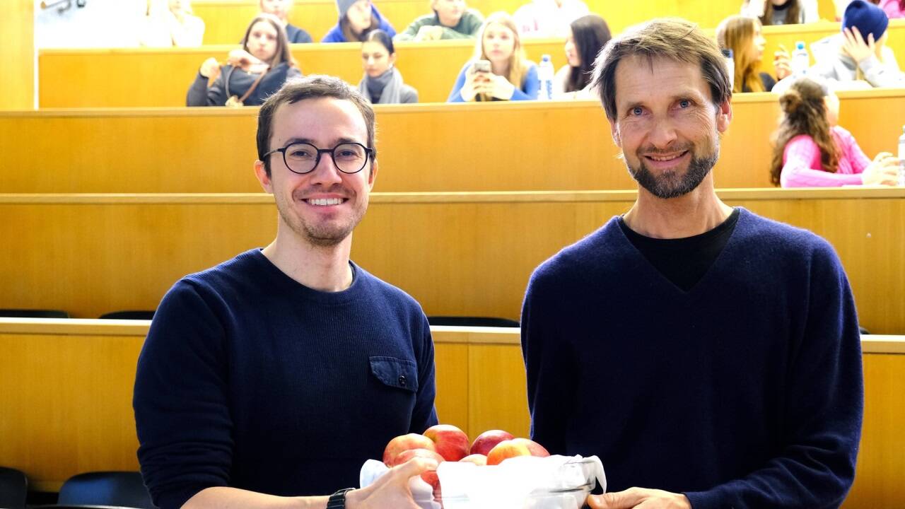 Universitätsprofessor Jens Blechert (r.) und Doktorand Christoph Bamberg vom Fachbereich Psychologie der Uni Salzburg.  