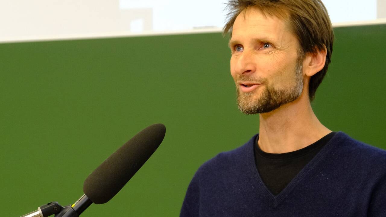 Universitätsprofessor Jens Blechert.  