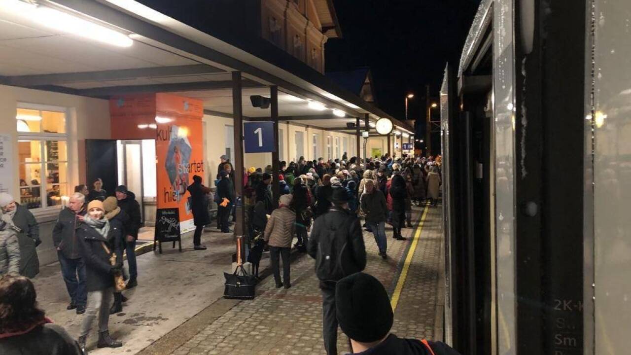 Am Bahnsteig in Bad Ischl: Eine Menschentraube erwartete den Sonderzug. 