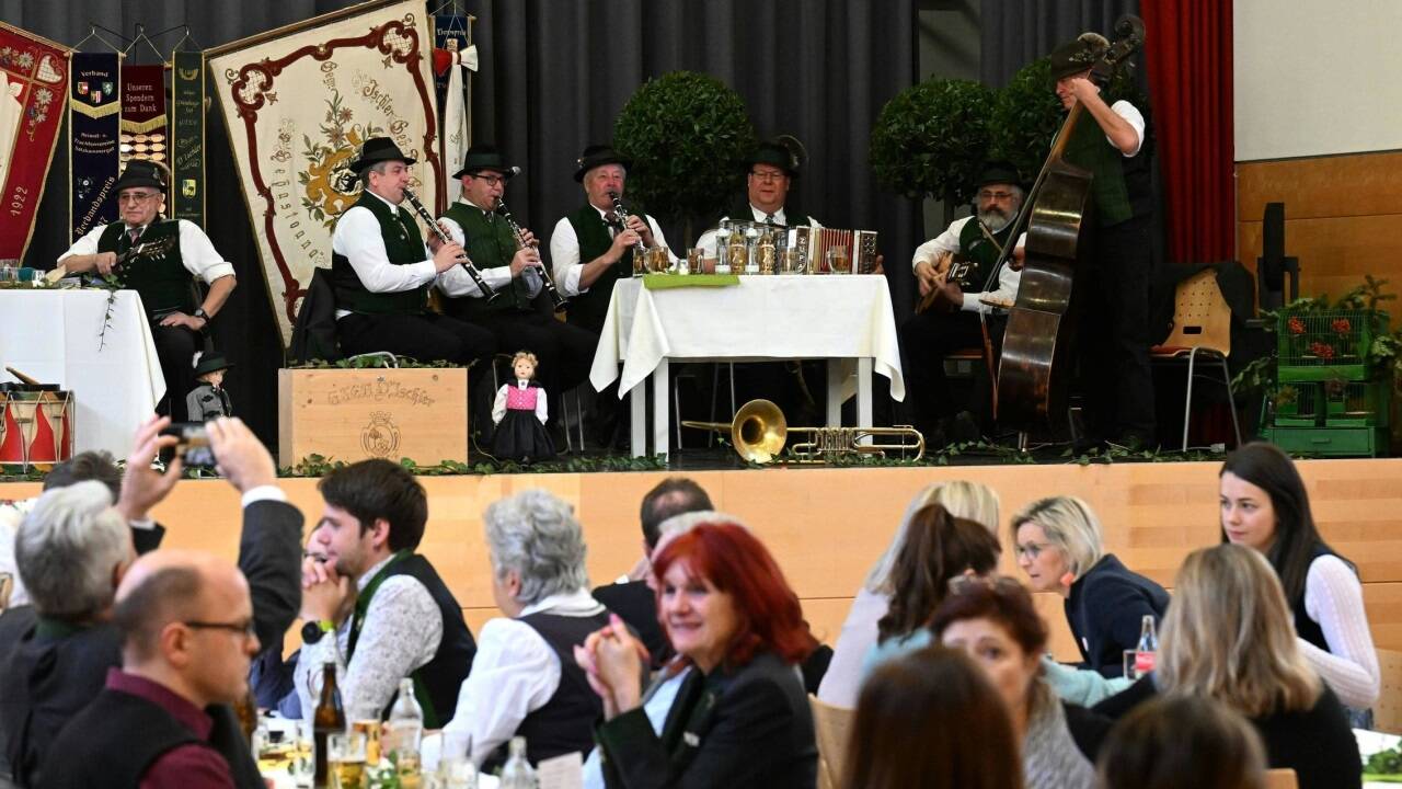 Der Sonntag startete mit einem Frühshoppen des Trachtenvereins D'Ischler.  