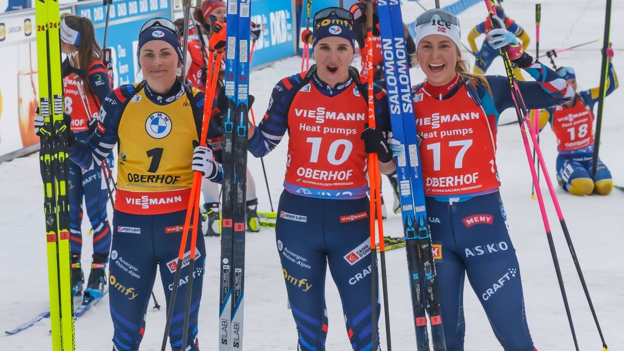 Fürs Siegerfoto posieren Justine Braisaz-Bouchet (links) und Julia Simon (Mitte, mit Ingrid Landmark Tandrevold) zusammen. Hier nach einem Rennen in Oberhof.  