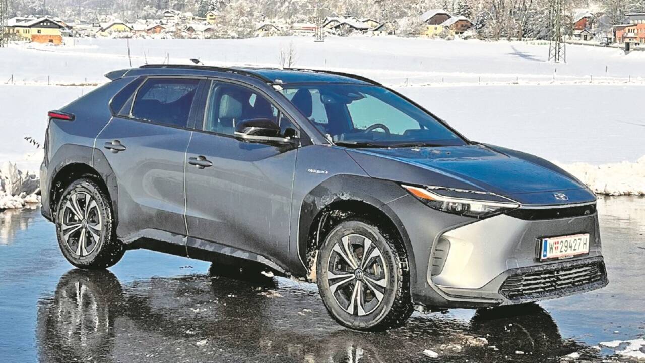 Spät, aber doch zeigt Toyota mit dem bZ4X ein BEV (Battery Electric Vehicle). 