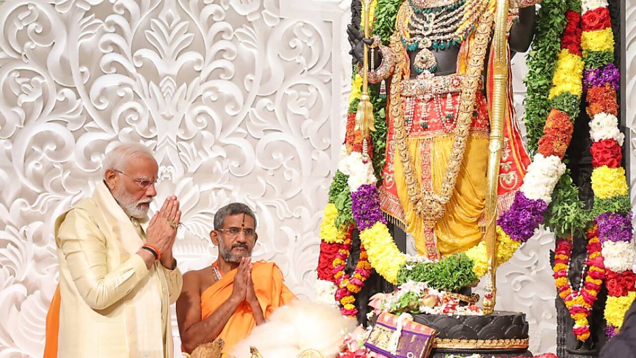 Modi betet vor der Rama-Statue in Ayodhya 