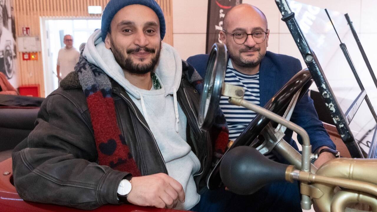 Die Brüder Arman und Arash T. Riahi (r.) führten erstmals bei einem Krimi gemeinsam Regie. Am Dienstag präsentierten sie ihr Werk in den Ferdinand-Porsche-Erlebniswelten in Mattsee.  