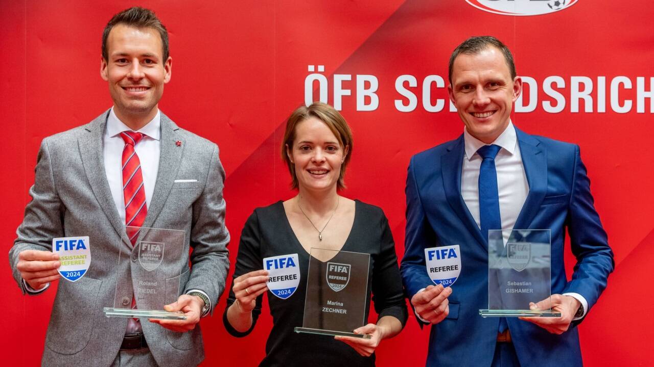Roland Riedel, Marina Zechner und Sebastian Gishamer sind Salzburgs aktuelle FIFA-Referees.  