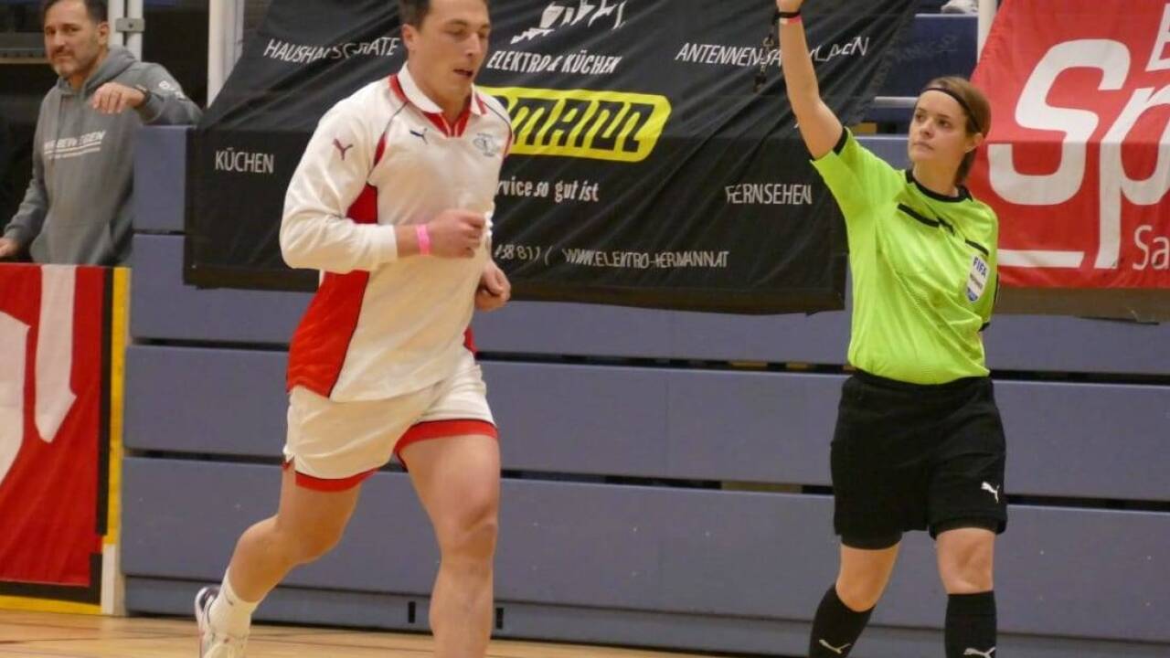 Nach Marina Zechners Pfeife tanzen auch Stars wie Julian Baumgartlinger.  