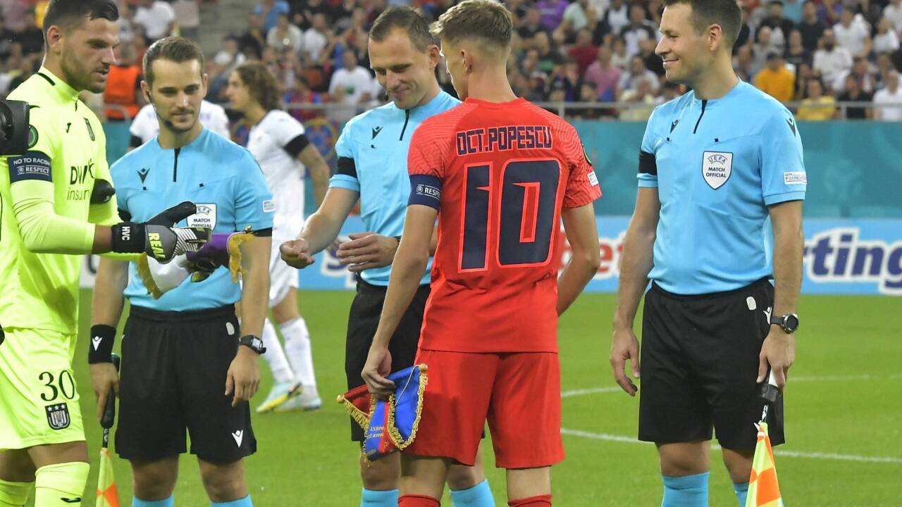Verlässlicher Partner an der Linie: Roland Riedel (rechts, in der Conference League, Steaua Bukarest - RSC Anderlecht).  