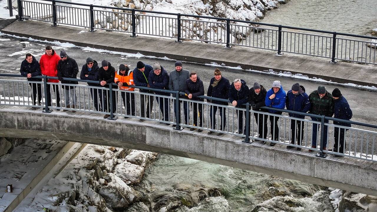  Am Freitag voriger Woche wurde die neue Dorfheimerbrücke beim Gewerbegebiet an der westlichen Ortseinfahrt offiziell für den Verkehr freigegeben. 