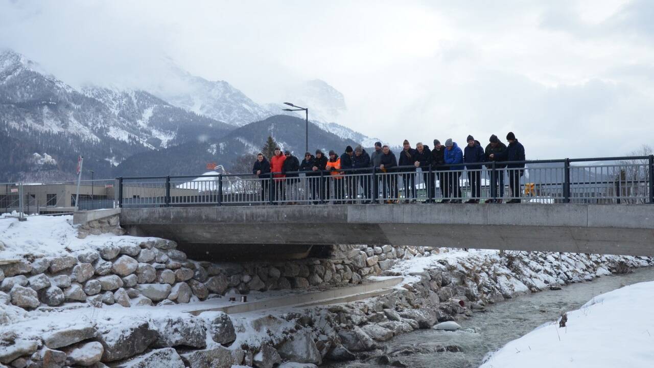 Die neue Brücke räumt der Urslau wesentlich mehr Platz ein.  