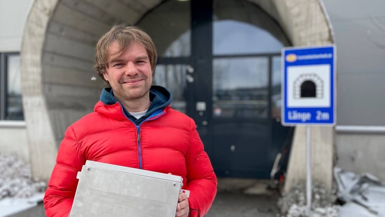 Salzburgs kürzester Tunnel: JES-Geschäftsführer René Jung vor seinem etwas anderen Firmeneingang. 