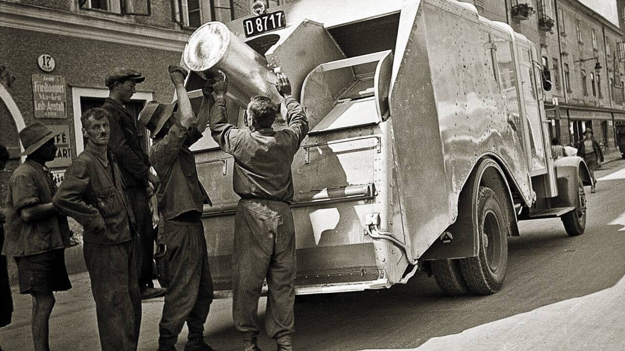 Archivbilder zeigen ein neues Fahrzeug der städtischen Müllabfuhr im Juli 1937. Archivbilder zeigen ein neues Fahrzeug der städtischen Müllabfuhr im Juli 1937.
