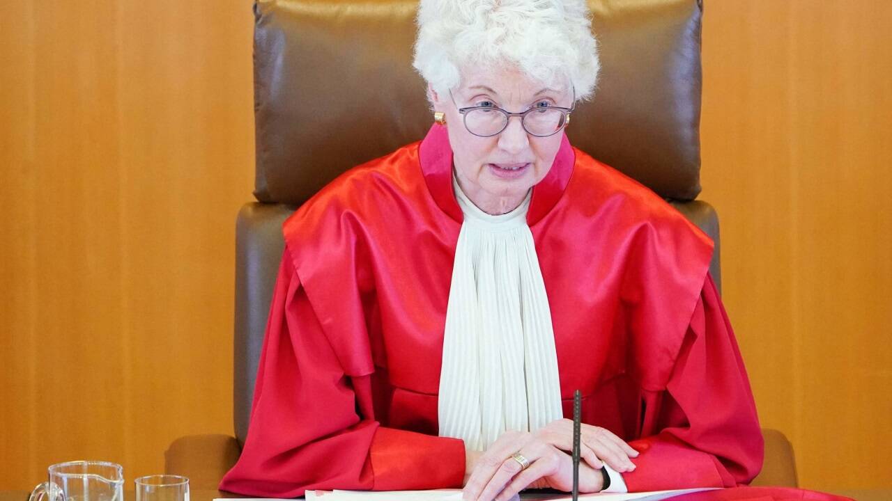 Senatsvorsitzende Doris König: „Missachtung von Ausländern, Migranten und Minderheiten“. Senatsvorsitzende Doris König: „Missachtung von Ausländern, Migranten und Minderheiten“.