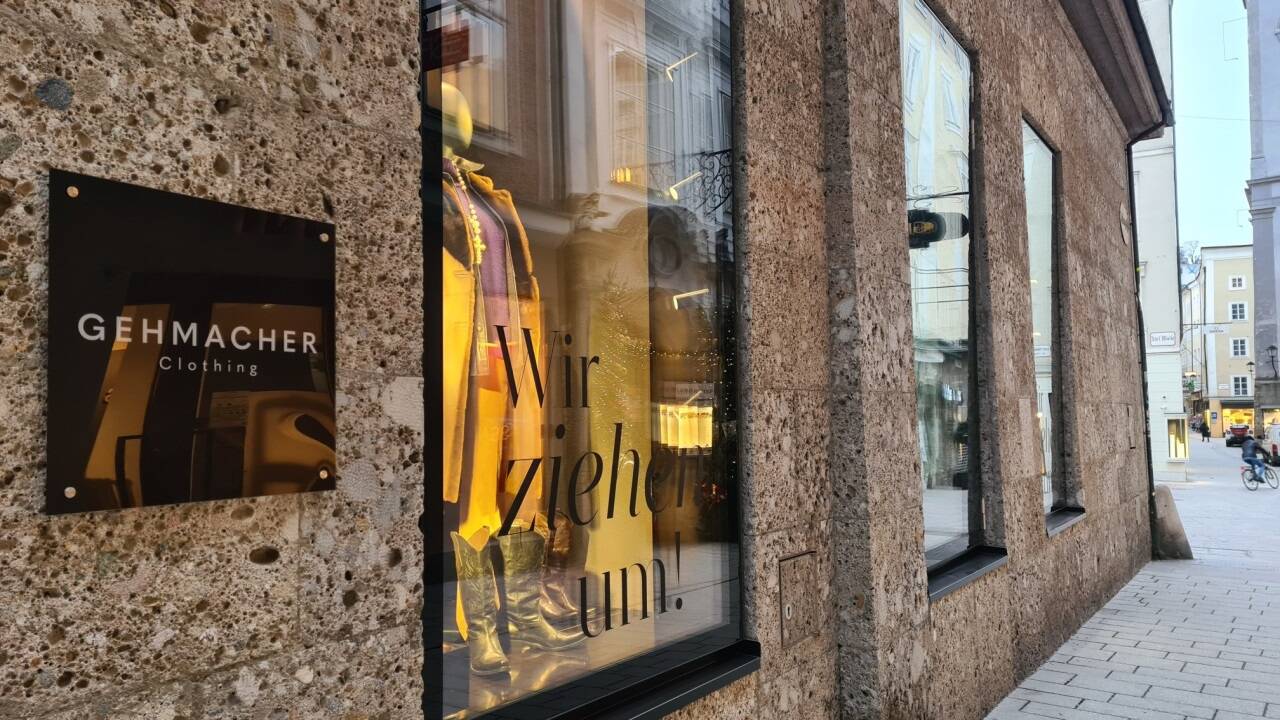 Familie Gehmacher zieht nun mit dem Damenmodengeschäft aus der Zentrale der Salzburger Sparkasse aus und übersiedelt es in die Judengasse 5.  