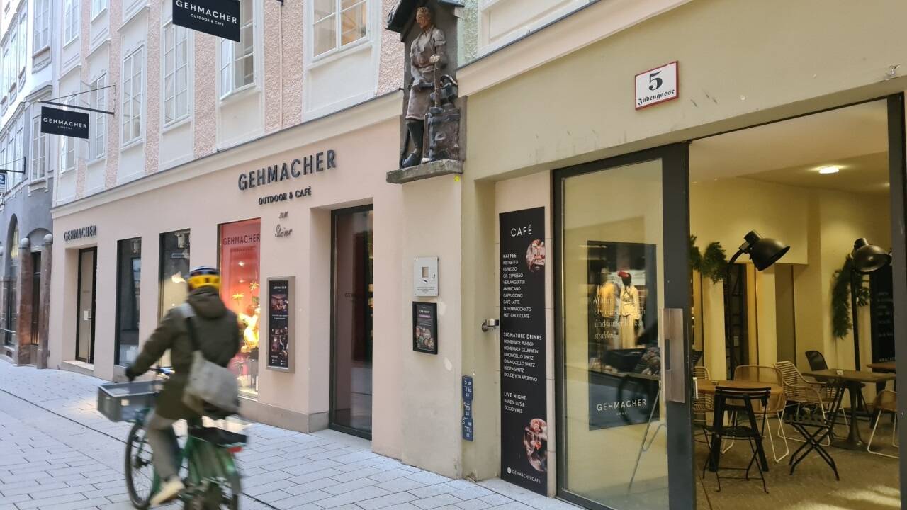 Das Damenmodengeschäft zieht in das Geschäftslokal in der Judengasse 5 ein, die Outdoormöbel übersiedeln in das Stammhaus von Familie Gehmacher auf den Alten Markt 2.  