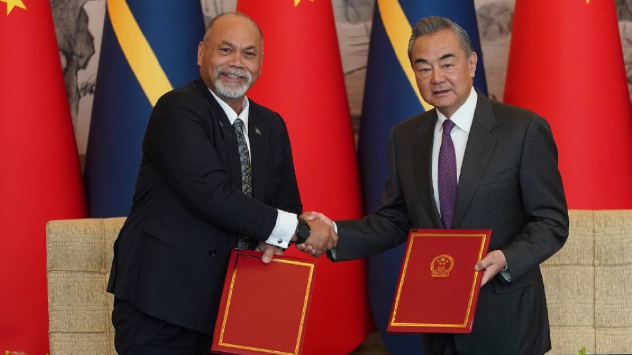 Außenminister von Nauru und China, Aingimea und Wang 