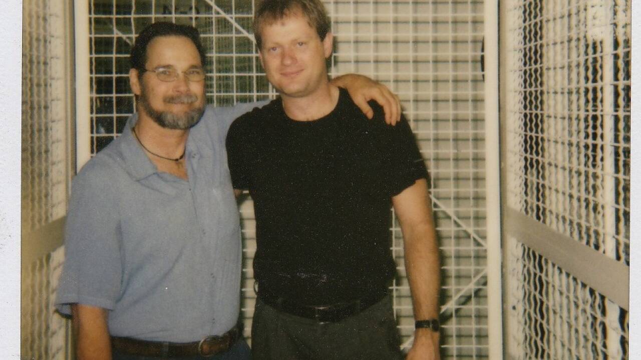 Reno und Arndt vor nun 22 Jahren. Ihre Gespräche führen sie in einem Stahlkäfig. Arndt bringt Popcorn und Cola mit.  