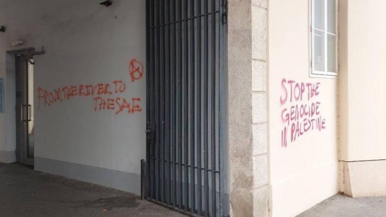 „From the river to the sea“: Antisemitische Beschmierungen im Wiener Uni-Campus. JÖH 