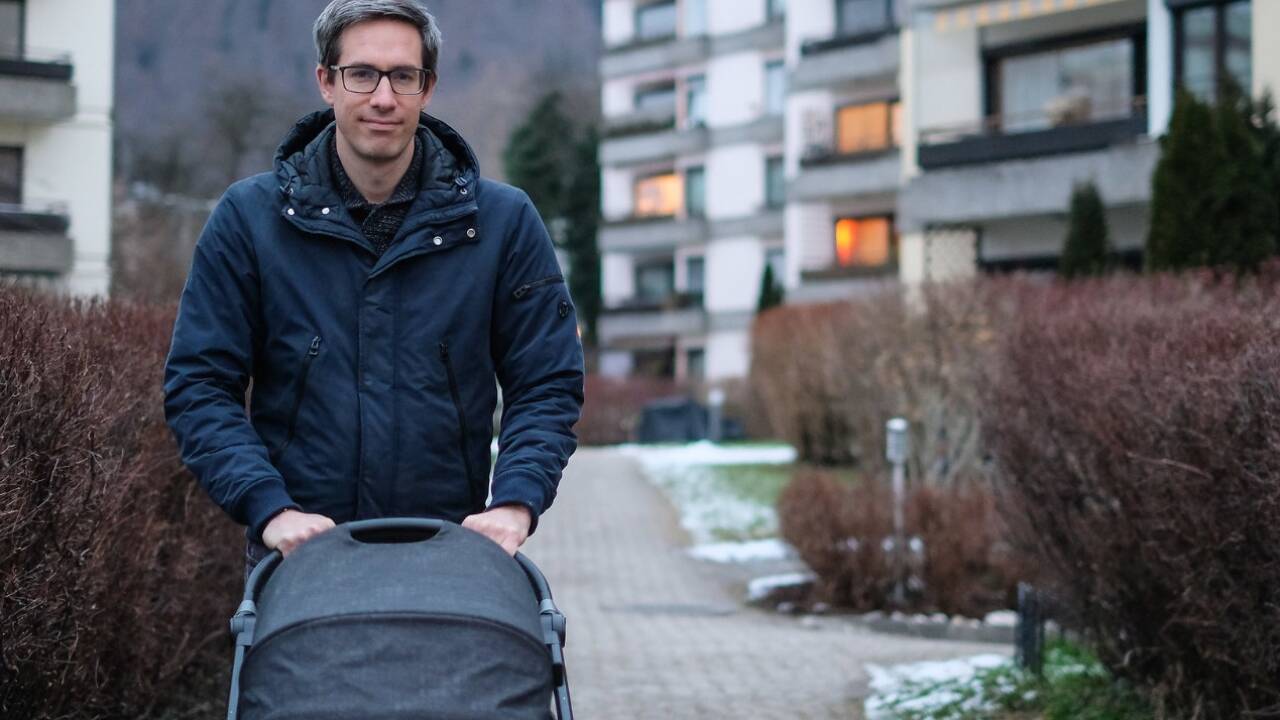 Kay-Michael Dankl übersiedelte mit seiner Familie von Lehen nach Parsch. Bei den Spaziergängen mit seiner Tochter kann er gut abschalten. 