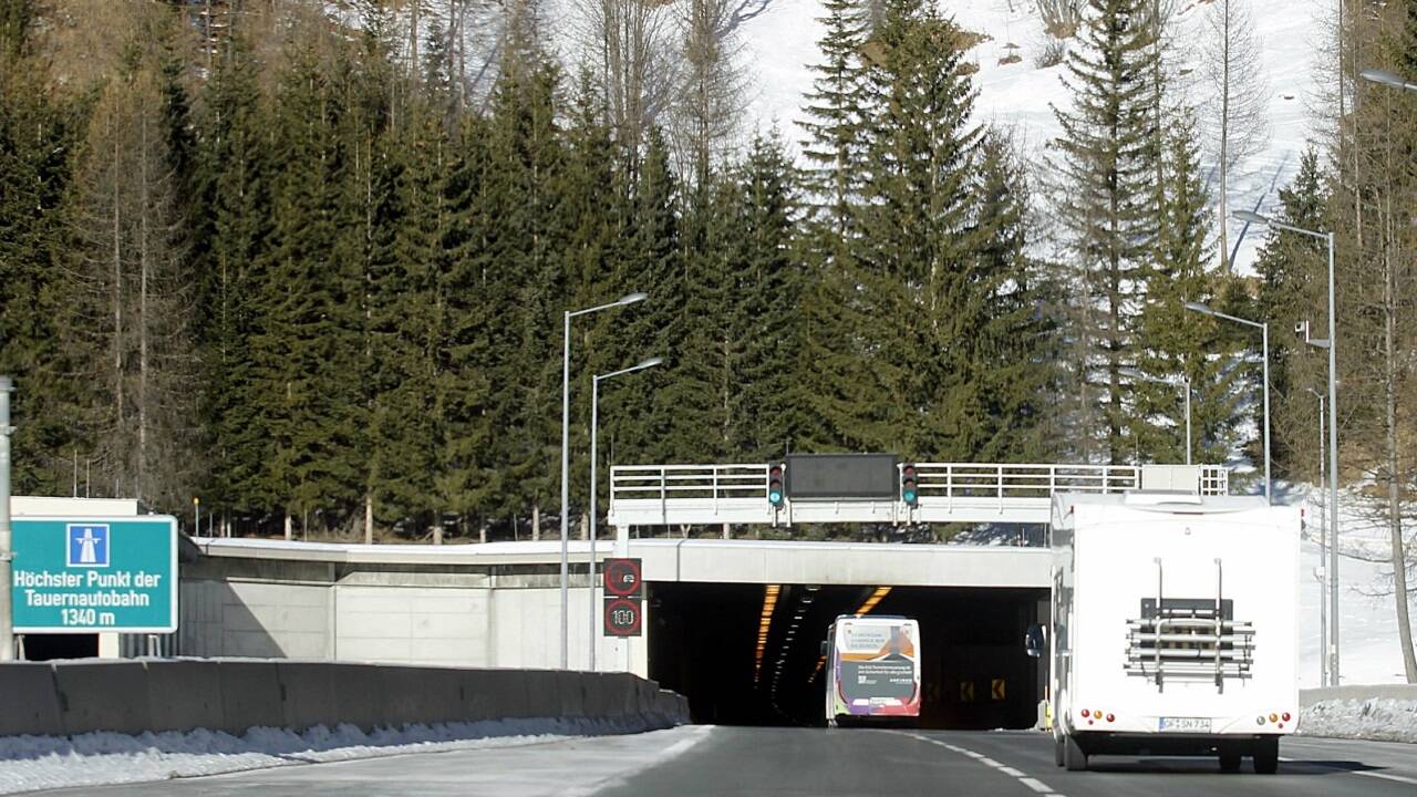 Das Südportal des Tauerntunnels auf der Tauernautobahn (A10) bei Zederhaus. 