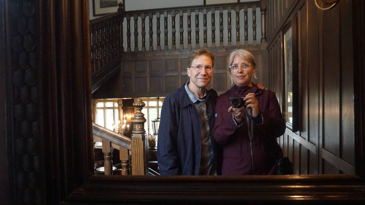 Juliet Clark besuchte mit ihrem Mann Ray Davis im Herbst 2023 das Seehotel Billroth in St. Gilgen. 