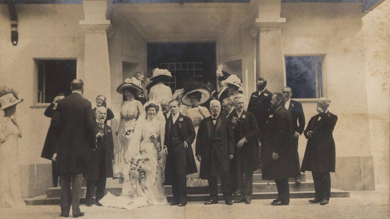 Die Hochzeit von Franz und Louise Feilchenfeld im Jahr 1910 vor der Villa in St. Gilgen. 