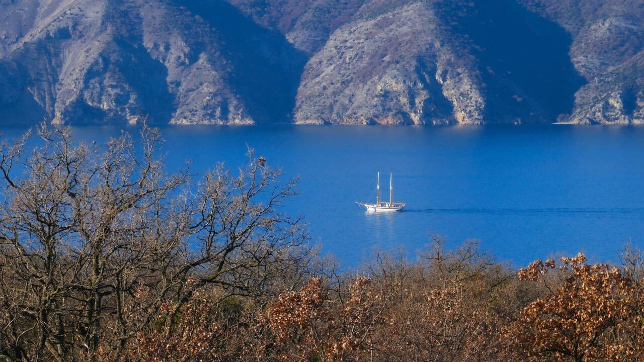 Blick auf den Kruöija-Kanal.   Blick auf den Kruöija-Kanal.