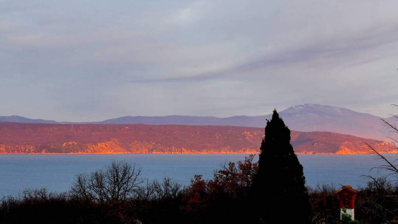 Sonnenaufgang über dem sogenannten Mittleren Tor zwischen den Inseln Krk und Cres.   Sonnenaufgang über dem sogenannten Mittleren Tor zwischen den Inseln Krk und Cres.