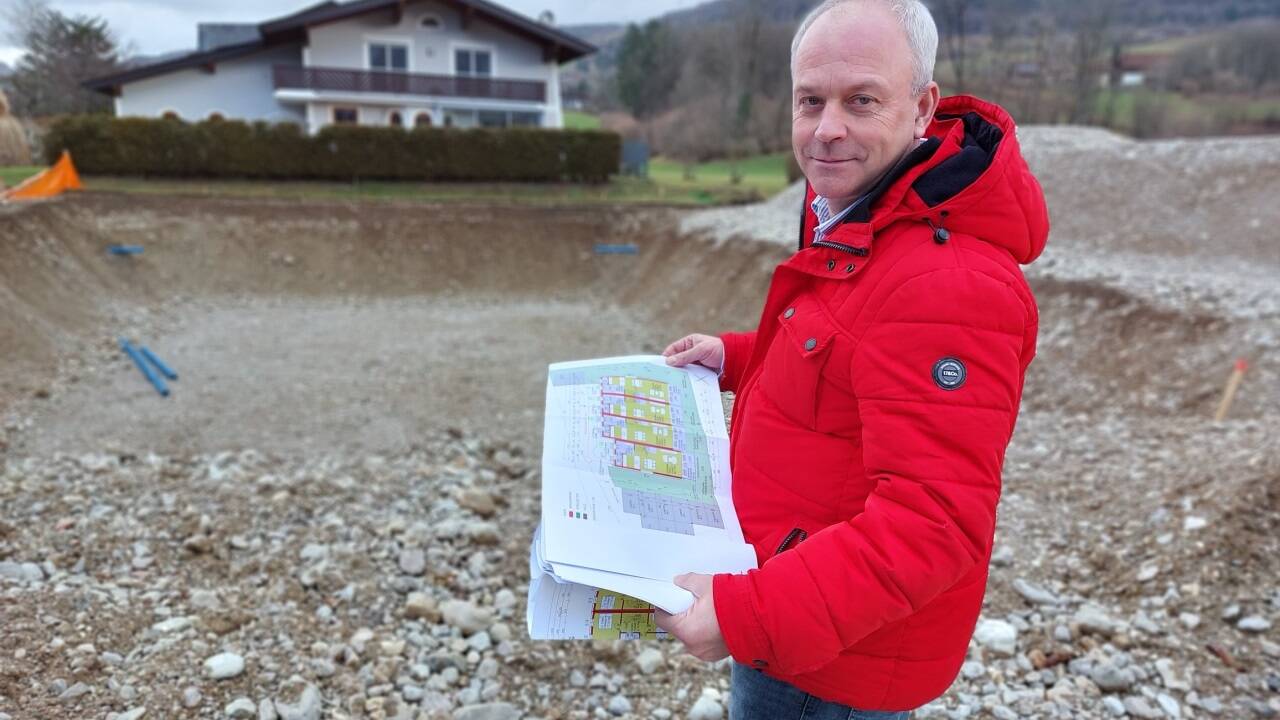 Üblicherweise gibt die Gemeine Adnet Grundstücke nur an Gemeindebürger weiter – zur Hälfte des marktüblichen Preises. Nun kam erstmals ein Bauträger zum Zug, der vier Reihenhäuser errichtet. Im Bild Bürgermeister Wolfgang Auer (ÖVP) vor der Baugrube.  