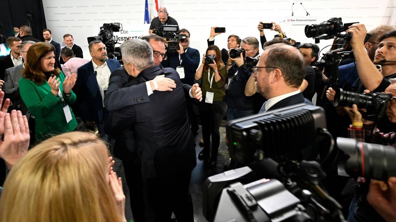 Wels war für den Kanzler eine Reise wert. Die weiteren Stationen der Reise sind noch unklar, könnten aber in die Arme der Freiheitlichen führen.  