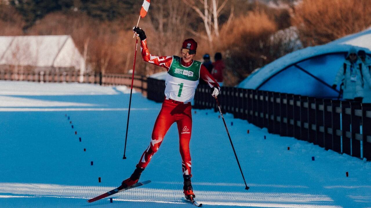 Zieleinlauf mit rot-weiß-roter Fahne.  
