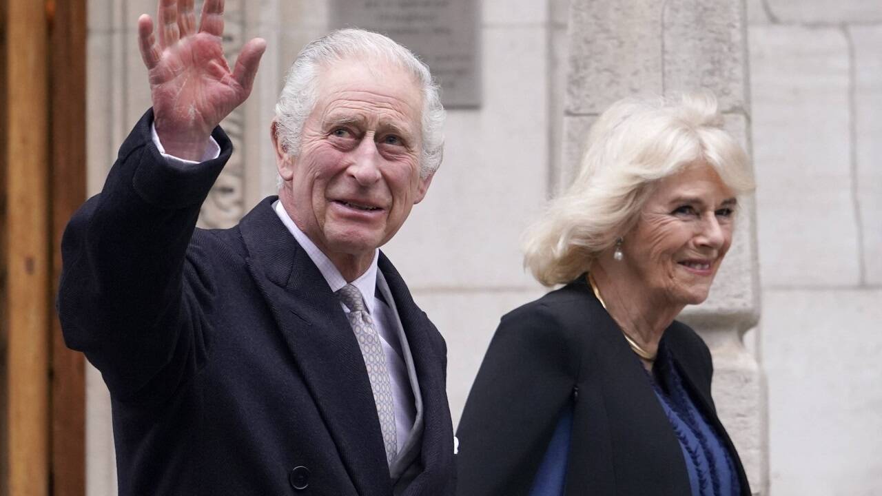 König Charles III. durfte am Montag die Privatklinik verlassen. Abgeholt wurde er von seiner Frau Königin Camilla.  