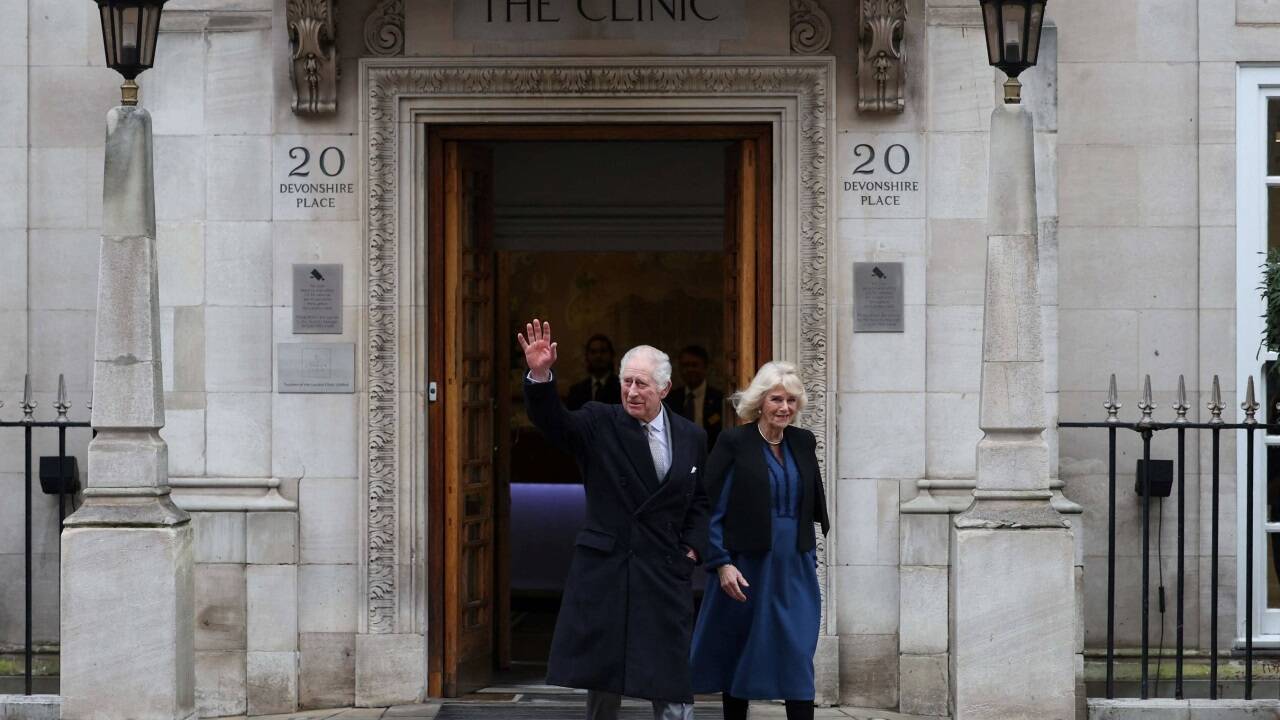 König Charles III. durfte am Montag die Privatklinik verlassen. Abgeholt wurde er von seiner Frau Königin Camilla.  