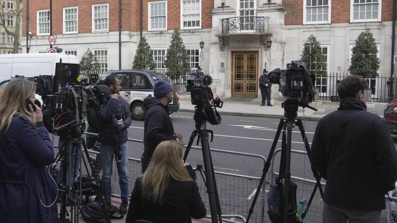 König Charles III. durfte am Montag die Privatklinik verlassen. Abgeholt wurde er von seiner Frau Königin Camilla.  
