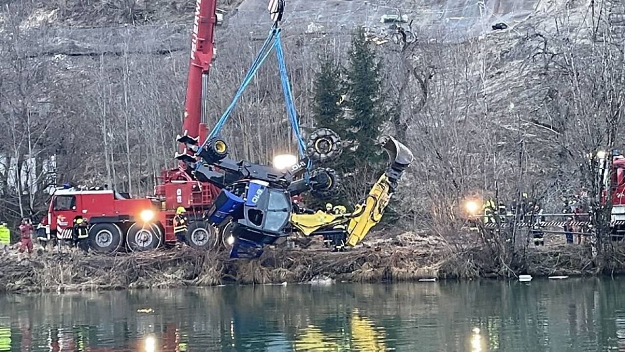 Der Bagger musste aus der Enns geborgen werden Der Bagger musste aus der Enns geborgen werden