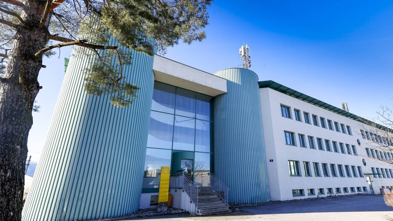 Ein leerstehendes Bürogebäude („Porr-Gebäude“) in der Scherenbrandtnerhofstraße im Salzburger Stadtteil Sam soll adaptiert werden, sodass im September Asylbewerber einziehen. Der Widerstand in der Bevölkerung ist groß. Ein leerstehendes Bürogebäude („Porr-Gebäude“) in der Scherenbrandtnerhofstraße im Salzburger Stadtteil Sam soll adaptiert werden, sodass im September Asylbewerber einziehen. Der Widerstand in der Bevölkerung ist groß.