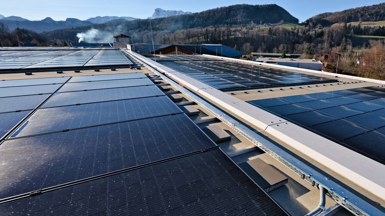 Die Firma Schlotterer in Adnet hat ihre neue Photovoltaikanlage in Betrieb genommen. 
