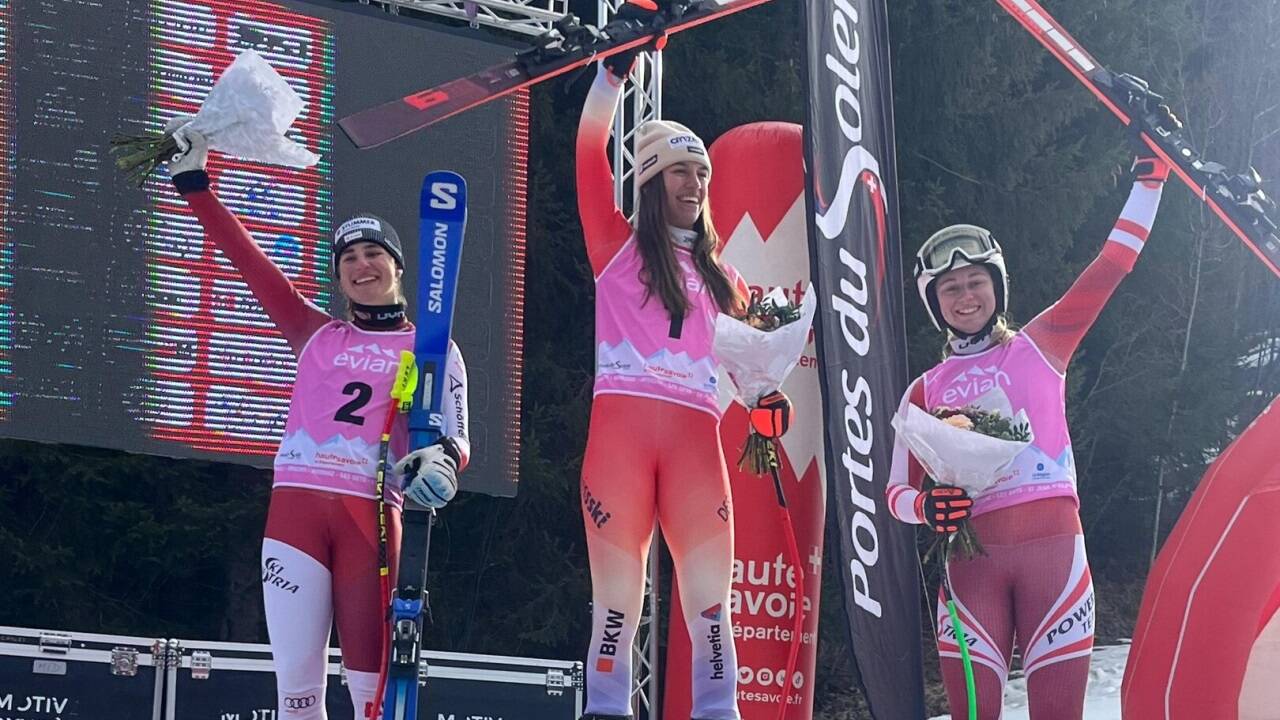 Viktoria Bürgler (l.) und Nicole Eibl (r.) auf dem Stockerl mit Siegerin Malorie Blanc (SUI) 