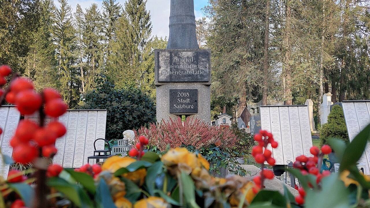 Die 2018 errichtete „Sozialgemeinschaftliche Urnengrabstätte“ auf dem Gelände des Kommunalfriedhofs in Salzburg. Die 2018 errichtete „Sozialgemeinschaftliche Urnengrabstätte“ auf dem Gelände des Kommunalfriedhofs in Salzburg.
