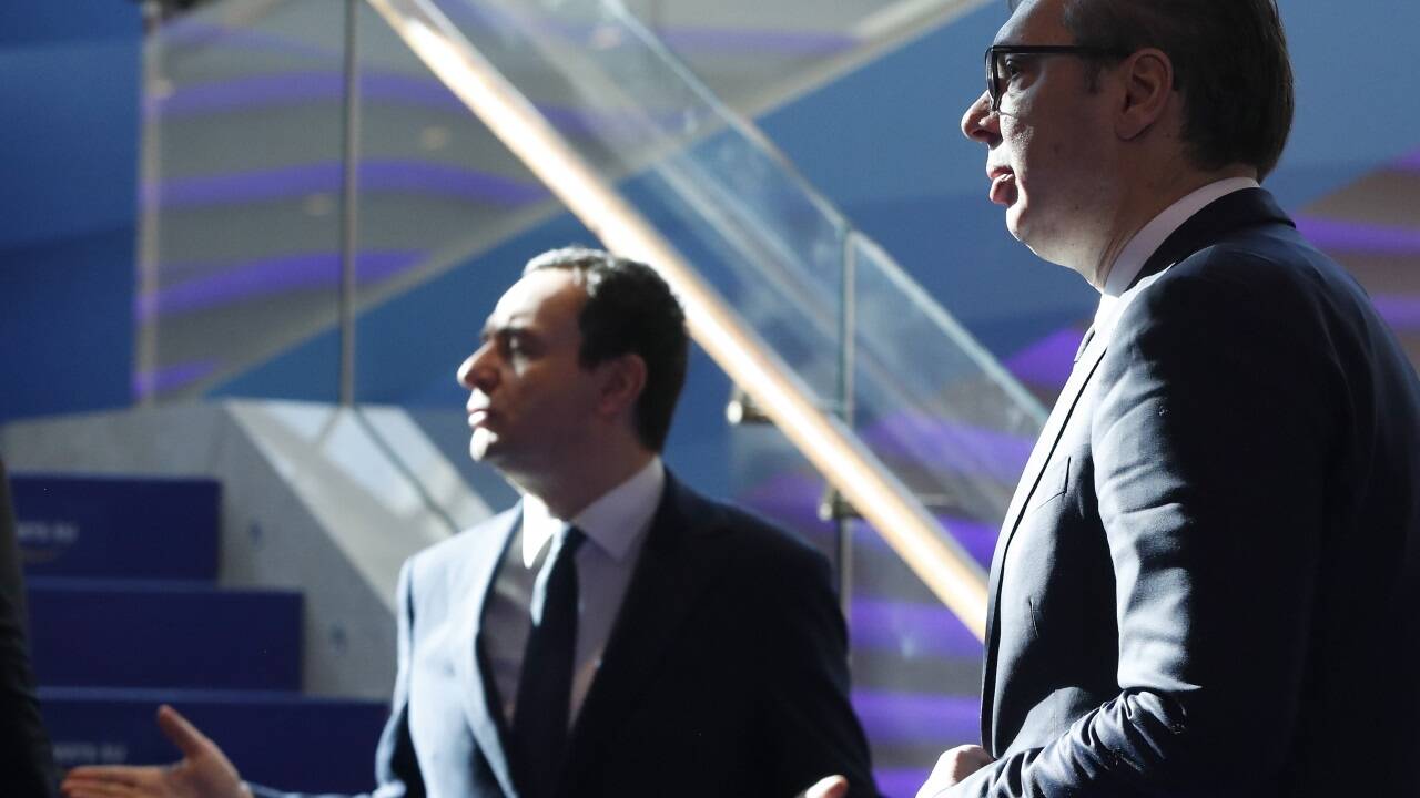 Das ohnehin extrem angespannte Verhältnis von Kosovos Premierminister Albin Kurti (links) und Serbiens Präsident Aleksandar Vučić (rechts) wird durch das Verbot des serbischen Dinar im Kosovo weiter belastet.  
