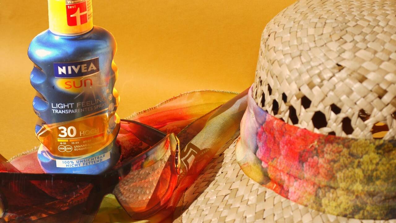 Sonnencreme, Sonnenbrille und Sonnenhut dürfen im Sommer nicht fehlen.   Sonnencreme, Sonnenbrille und Sonnenhut dürfen im Sommer nicht fehlen.