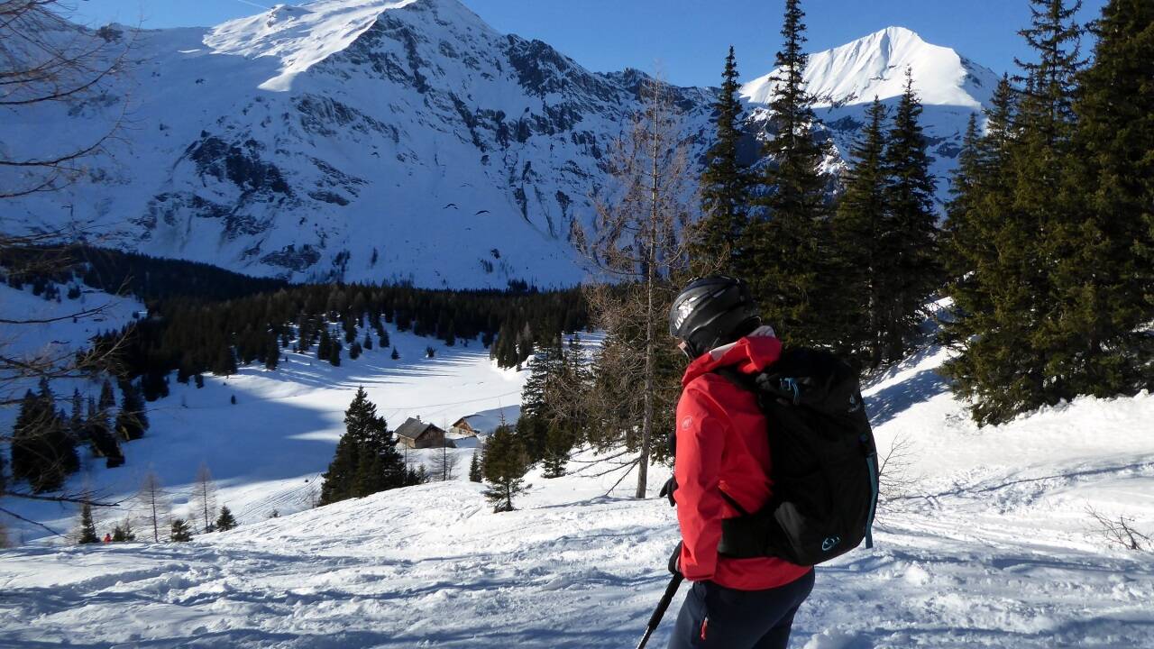Abfahrt zur Filzenalm mit Blick auf Hocharn und Ritterkopf (rechts).  